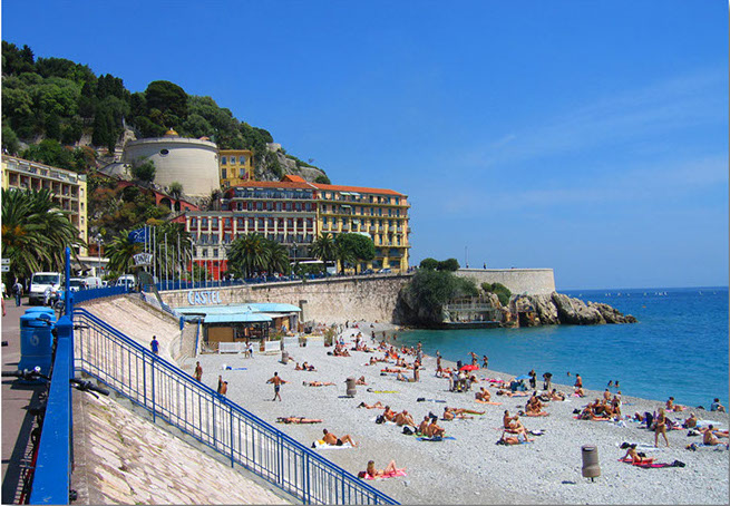 dejligt strandliv på rene offentlige strande langs Promenade des Anglais