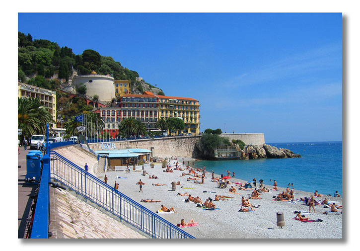 dejligt strandliv på rene offentlige strande langs Promenade des Anglais