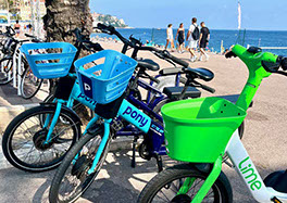 Bycykel med velobleu har stationer overalt i Nice og helt til Cagnes sur Mer