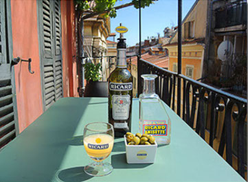 Eftermiddag er pastidtid på terrassen i Nice