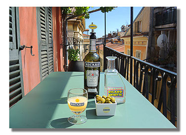 Eftermiddag er pastidtid på terrassen i Nice