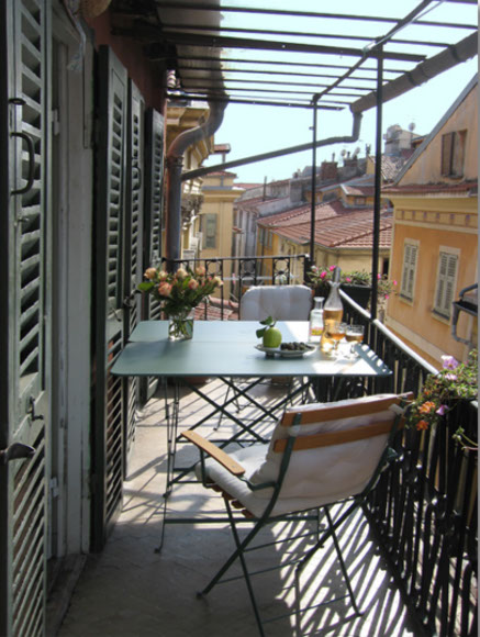 Lidt oliven og kold rosévin på terrassen i Nice – så er alt på plads til hyggelige stunder