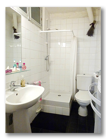 Toilet og brusebad i lejligheden i Nice gamle bydel